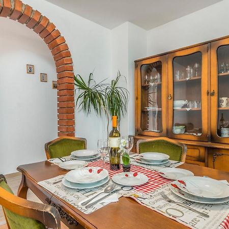 Lovely Apartment In Mali Losinj With Kitchen 외부 사진