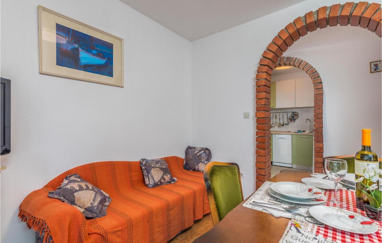 Lovely Apartment In Mali Losinj With Kitchen 외부 사진